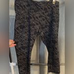 EXPRESS  TIE DYE YOGA XL LEGGINGS BLACK & GRAY SUPER SOFT!! Cropped & high waist Photo 2