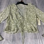 No Boundaries  Light Green Floral Crop Top Blouse; medium Photo 2