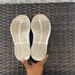 Oofos Sneakers women’s size 7 White Photo 4