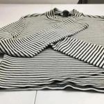 Forever 21   teen blouse L  bust 24  length 14 color black and white Photo 9