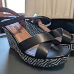 Mudd  Wedge Sandals Like New Geometric Design W8 Black/White Photo 0