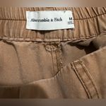 Abercrombie & Fitch wide leg pants in a brown/taupe color, women’s size M. Photo 2