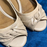 Women's Michelle D Beige Heels Size 8.5M White Photo 6