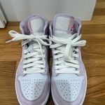 Nike 2022 Wmns Air Jordan 1 Mid 'Valentine's Day' Photo 1