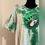 Buc-ee's EUC Buc-ee’s Green and White Tie Dye St Patrick’s Day Graphic Tee size XL Photo 1
