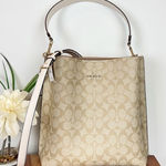 Coach NWT  Mollie Bucket Bag In‎ Signature Canvas Photo 0