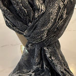 Chic and large Black and White Animal Print Scarf Photo 0