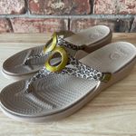 Crocs Sanrah Leopard Flip Flops Womens 10 Slip On Comfort Rubber Gold Ring Photo 2