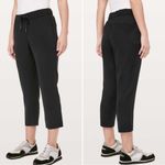 Lululemon On The Fly Crop Woven 23" in Black Size 4 Photo 1