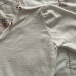 White Little Roses On V Photo 8