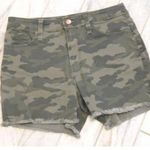 Universal Threads NEW Universal Thread women's size 6 28" waist High Rise Midi Green camo shorts Photo 0