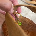 Tory Burch 8 Women Brown Tumbled Leather Gold Disc Logo Thong Sandals Flats Photo 11