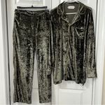 Honor the Gift Olive Green Velvet Pants
Set(Size XS) Photo 1