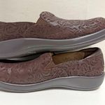 Alegria  Keli PRO Brown Emboss Paisley Photo 7