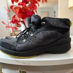 Bzees Black and Yellow Comfort Shoes Size 8.5 Photo 6