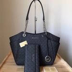 Michael Kors Set Photo 0