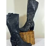 Women's Born Knee Photo 0