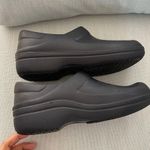 Crocs  Neria Pro II Clogs, Women's Size 7 Black Photo 7