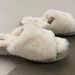 Dearfoams Dwarfisms Fireside Slippers Cream Plush Open-Back Slippers Photo 4