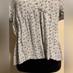 Urban Romantics EUC  Light Blue Floral V-Neck Babydoll Blouse size large Photo 3