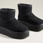 UGG  Classic Mini Platform Boots In Black Photo 0