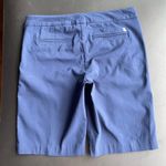 IZOD Lady  Golf Shorts Sz 4 stretchy Four pockets  Two front with zipper Photo 1