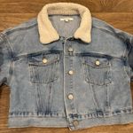 PacSun Sherpa Faux Fur Collar Cropped Denim Trucker Jacket – Women’s Medium Photo 3