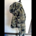 Forever 21  green faux fur camo‎ crop hooded sweater small Photo 6