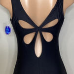 New. Black v Photo 1