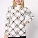  . Printed Perfect Jersey Turtle Neck Long Sleeve Top Size M QVC ASOT  Description For fashion lovers who are always thinking of expanding their closets, look no further than this stylish turtleneck top! From Denim & Co.® Fashions. Fabrication: knit Features: turtleneck, self folded neck, long sleeves, straight hem Fit: semi-fitted; follows the lines of the body with added wearing ease Length: missy length 26-1/4" to 28-5/8"; plus length 29" to 32-1/2" Content: 95% cotton/5% spandex Care: machine wash, tumble dry Imported Photo 0