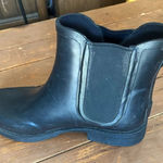  ONE Single Right Foot UGG Boot UGG Aviana Black 1017470W Rain Boot Photo 0