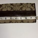 Coach TAN AND BROWN WALLET
PLEAT DESIGN…SIGNATURE LOGO DESIGN
SNAP CLOSURE Photo 7