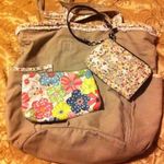 So cute!! Tote bag with matching wristlet & pouch! Photo 0