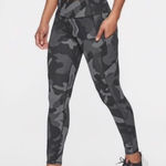 Athleta  Contender Legging Sz X-Small Camo Black Gray Zipper Pocket Activewear Photo 0