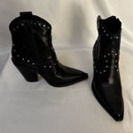 Sleek Black Heeled Boots with Elegant Design Black Size 5.5 Photo 0