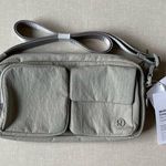 Lululemon Multi-Pocket Crossbody Bag 2.5L - Raw Linen Photo 0