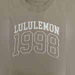 Lululemon Relaxed Fit Cotton Jersey T-Shirt Top Beige Tan 1998 Graphic Tee Photo 3