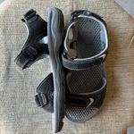 Khombu Women’s Black Sandal Photo 2