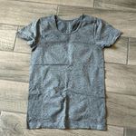 Gray workout tank top Photo 0