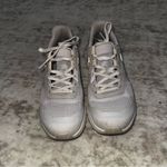 Oncloud Women’s Tennis shoes Women’s 7 Like New barely worn too small for me White Photo 2