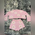 moon&madison Pre-Owned SM Moon & Madison Pink Floral Knitted Cropped Sweater and Shorts Photo 3