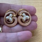 Unique Vintage Vintage Gold Tone Enamel Pearl Swirl Statement Clip On Earrings Photo 0