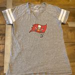 Fanatics ‎ Tampa Bay Buccaneers slight v neck tee game day graphic size S Photo 0