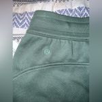 Lululemon  SCUBA HIGH-RISE SHORTS 5” in MEDIUM FORREST (MEFO) SZ 4 NWT Photo 4
