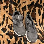 on cloud  six black shoes women’s size 9 Photo 2