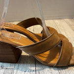 Vince Camuto Womens Jinani Sandal Size 8.5M Beige Faux Suede Wood Block Heel Photo 0