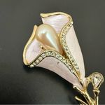 Vintage Unsigned Pale Pink Enamel Faux Pearl Calla Lily Flower Brooch 20g. Gold Photo 3