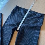 Alo Yoga  airbrush highline legging grey and black size S Photo 9