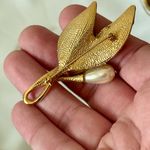 Source Unknown Vintage Gold Tone and Faux Pearl Brooch Costume Jewelry Photo 3