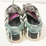 P448  Size 37/7.5 Black White Striped Low Top Sneakers Photo 3